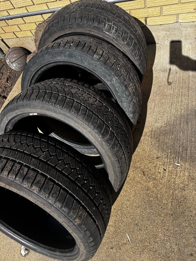 Three 225/40R18 92H Winter Tires - photo 5