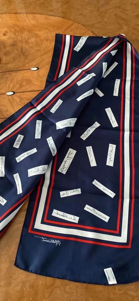 US Presidents Signatures Scarf - photo 4