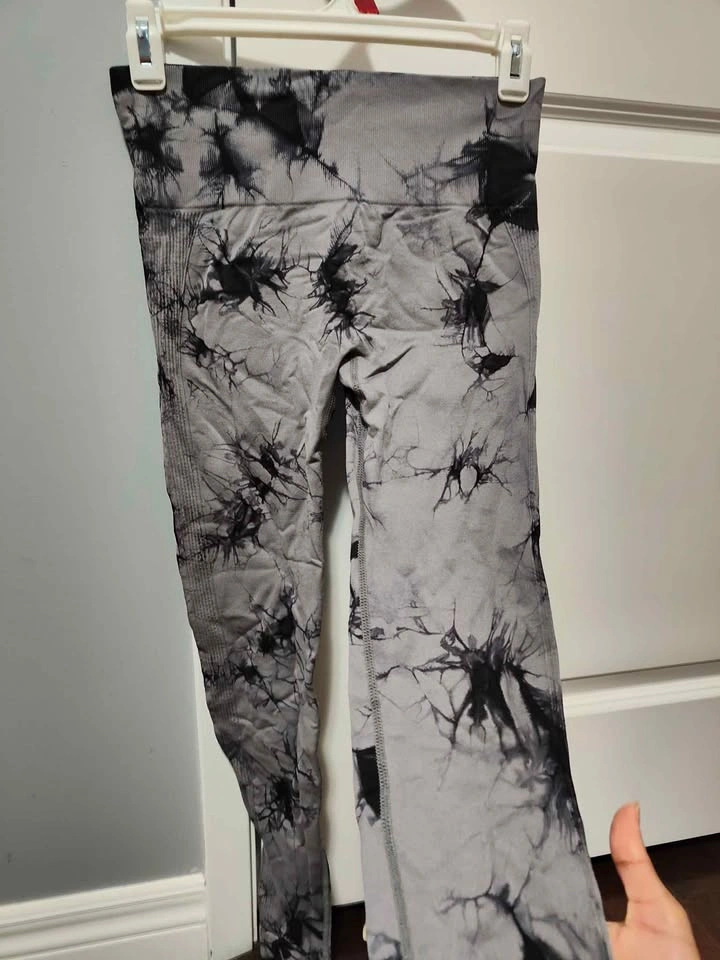 Blue Athletic V-Neck Shirt & Tie-Dye Scrunch Leggings, gym cloth - photo 3