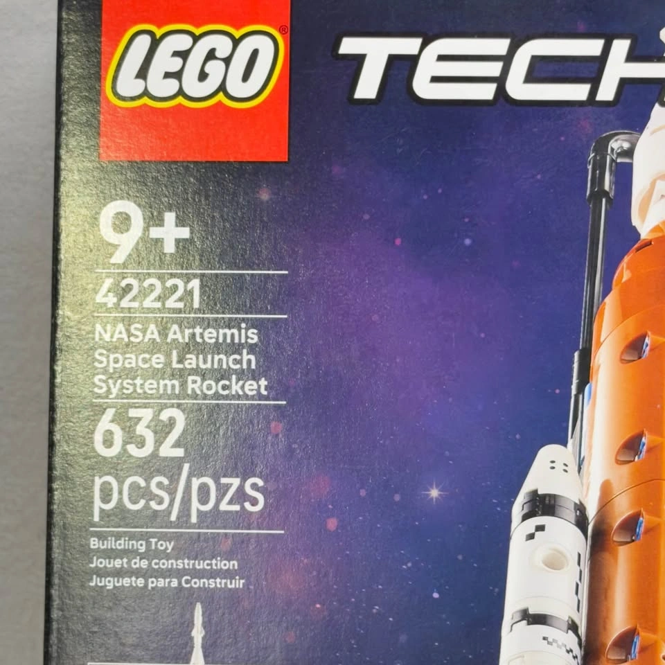 LEGO Technic 42221 NASA Artemis Space Launch System Rocket - photo 3