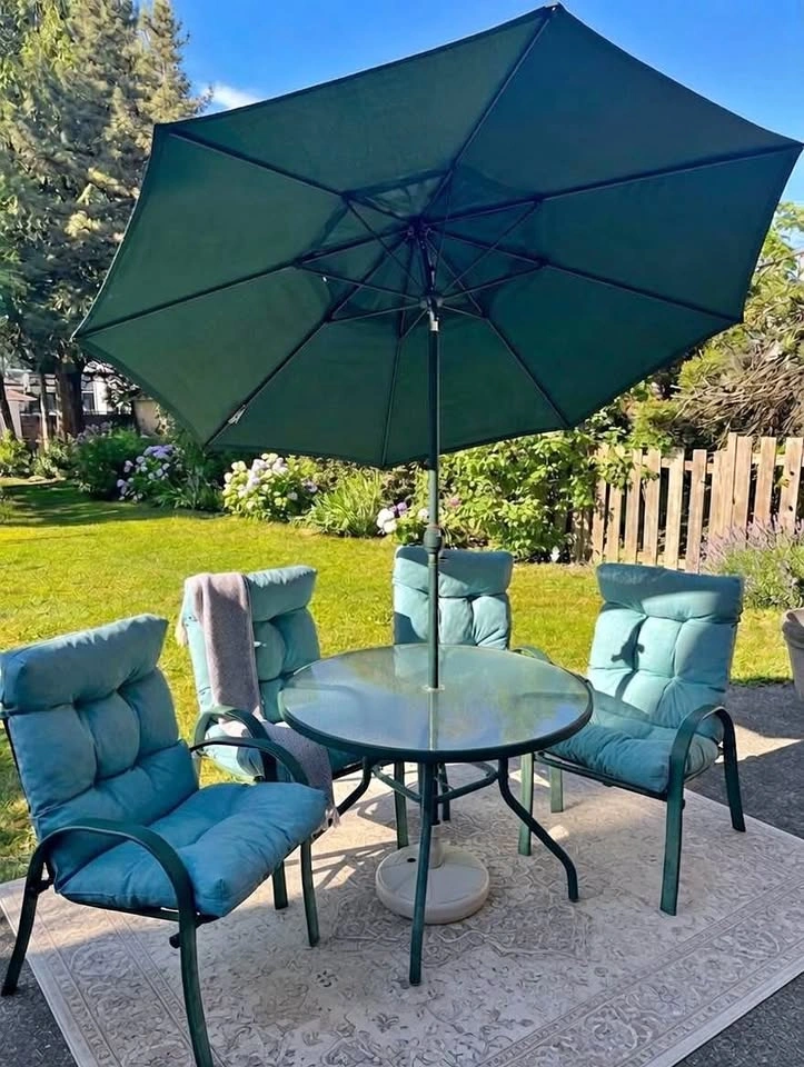 (Delivery) Patio Set – 4 Chairs + Table + Umbrella – Clean