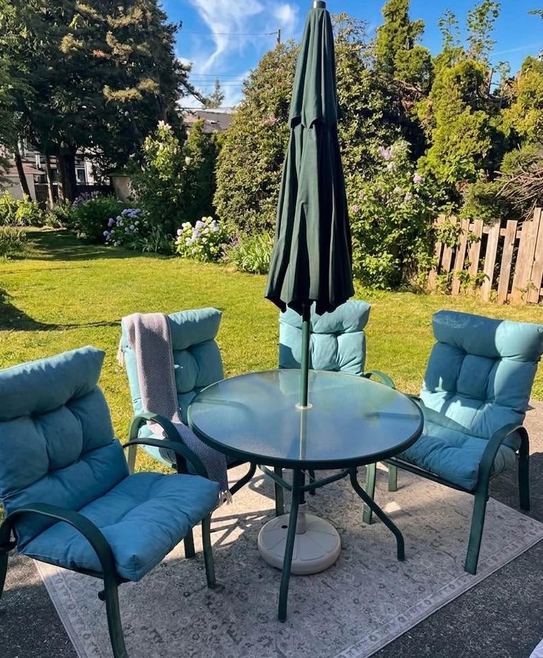 (Delivery) Patio Set – 4 Chairs + Table + Umbrella – Clean - photo 2