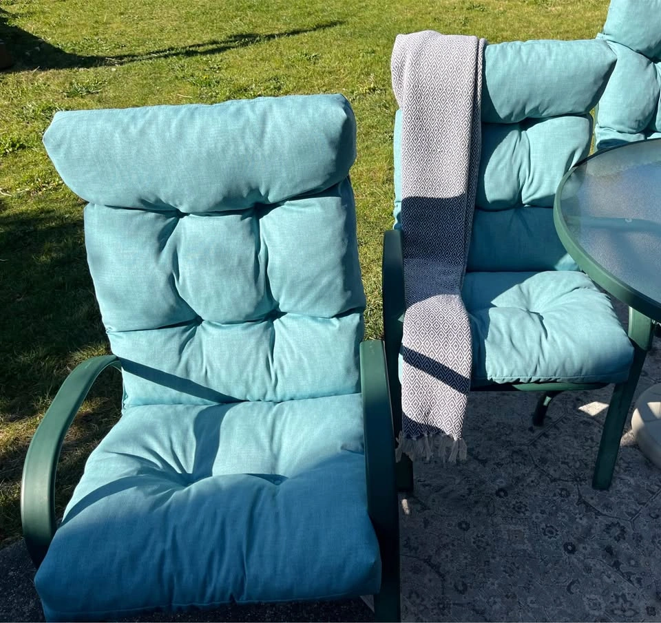 (Delivery) Patio Set – 4 Chairs + Table + Umbrella – Clean - photo 3
