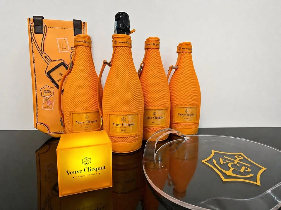Veuve Clicquot Champagne Accessories Bundle – Ice Jackets, LED C