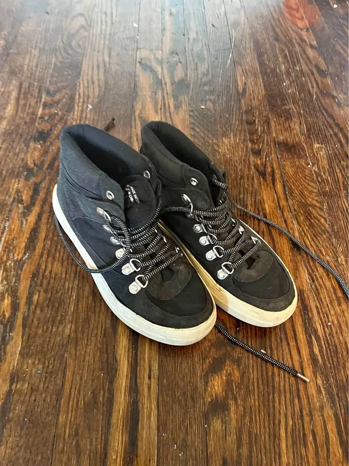 Sneakers thumbnail