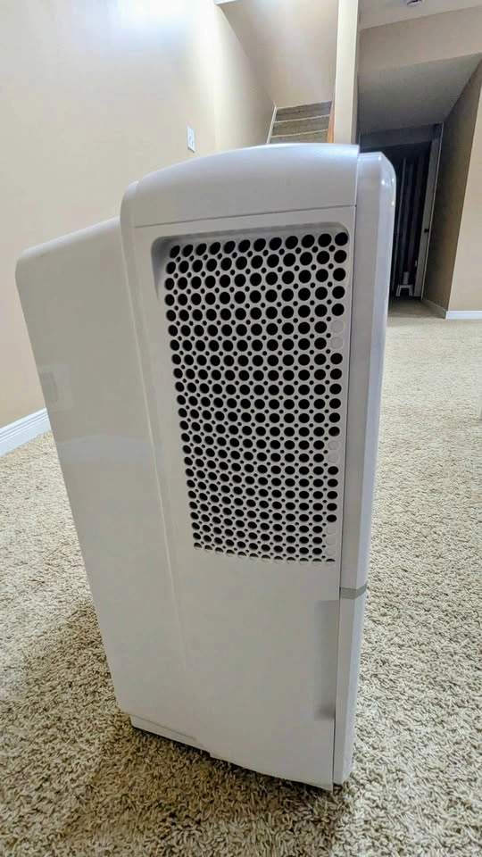 Dehumidifier - Toshiba 50 pint - photo 2