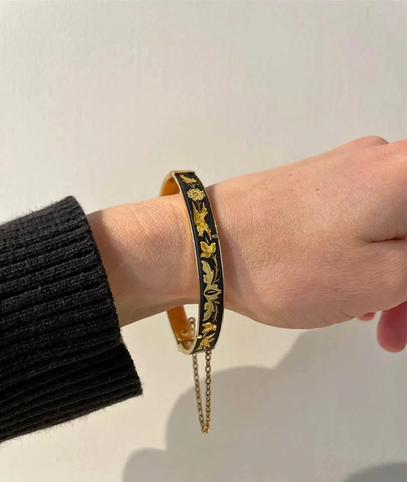 Vintage Black Enamel Floral Bangle Bracelet – Gold Inlay, Elegan