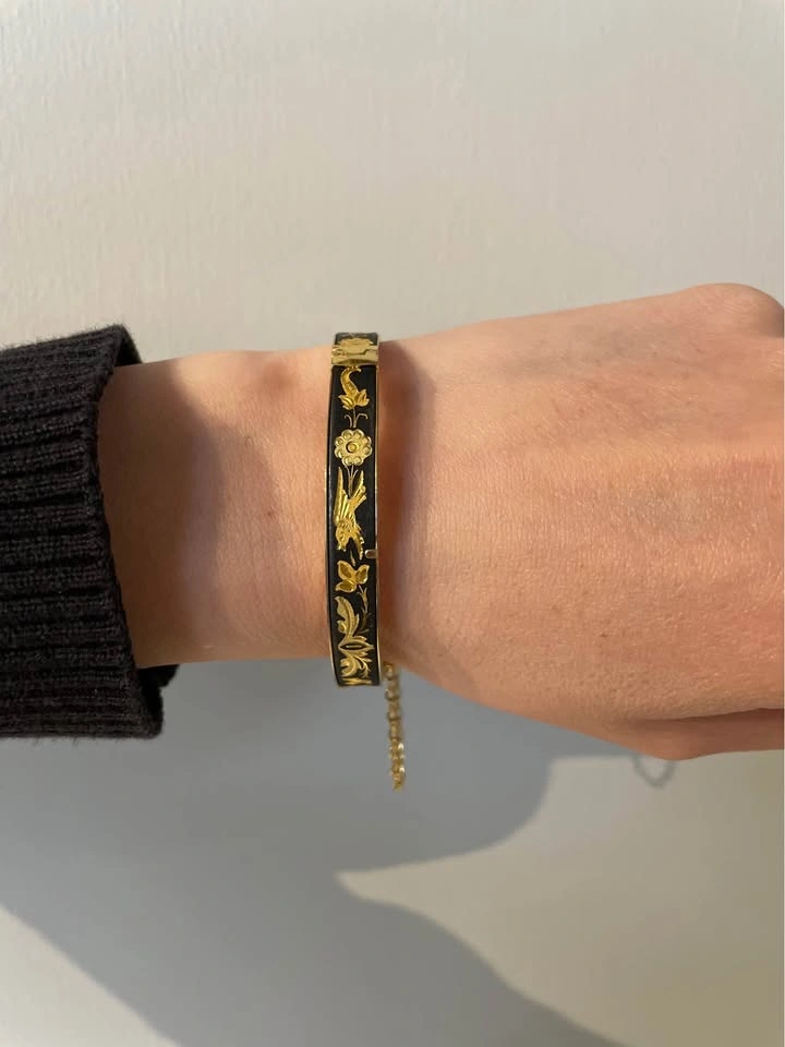 Vintage Black Enamel Floral Bangle Bracelet – Gold Inlay, Elegan - photo 2