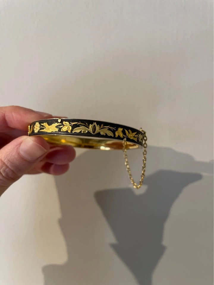 Vintage Black Enamel Floral Bangle Bracelet – Gold Inlay, Elegan - photo 3