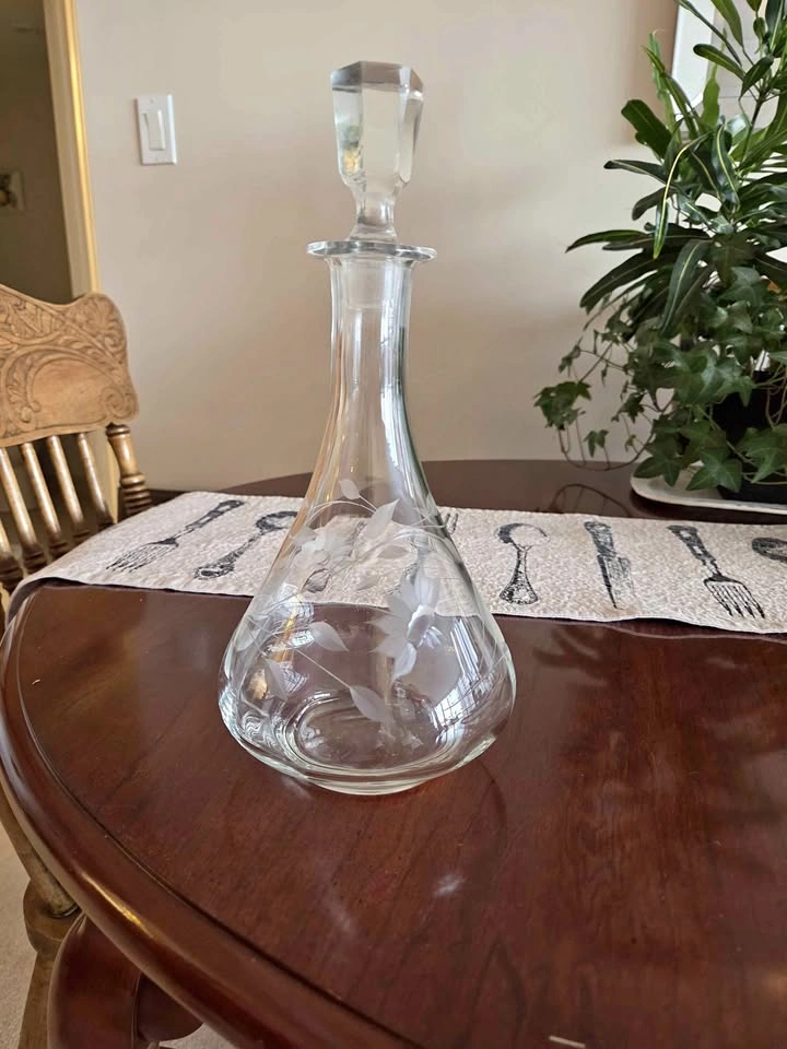 Etched Glass Decanter w Stopper