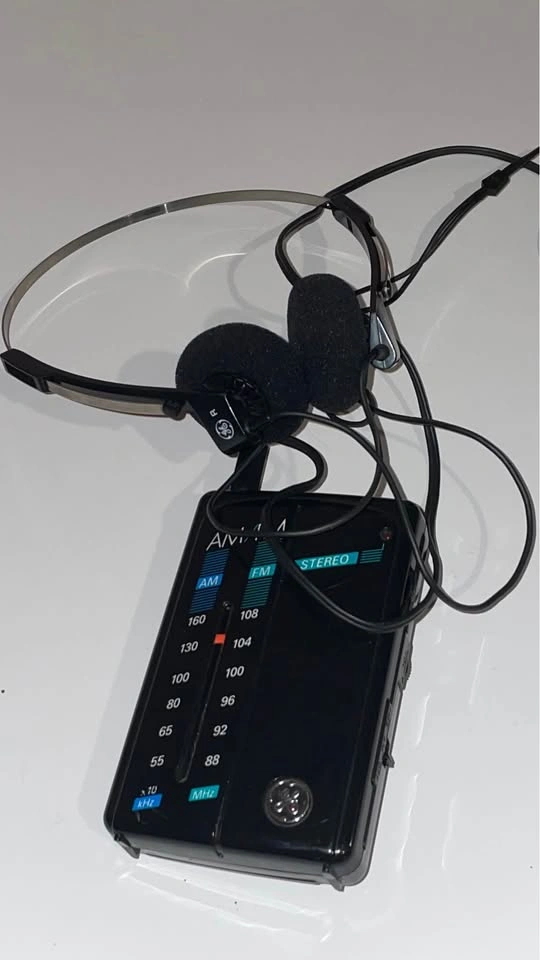 Vintage GE AM/FM Stereo Personal Radio with Original Headphones - photo 2
