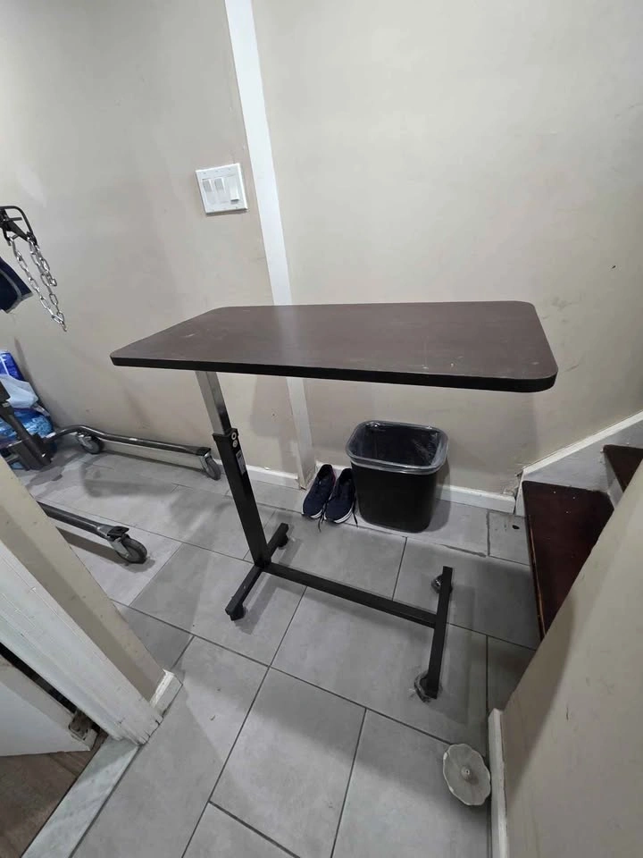 Adjustable Bedside Table - photo 3