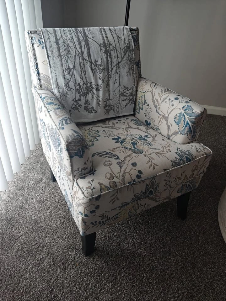 Elegant very good condition Armchair with Nail Head Trim (x 2) - photo 2