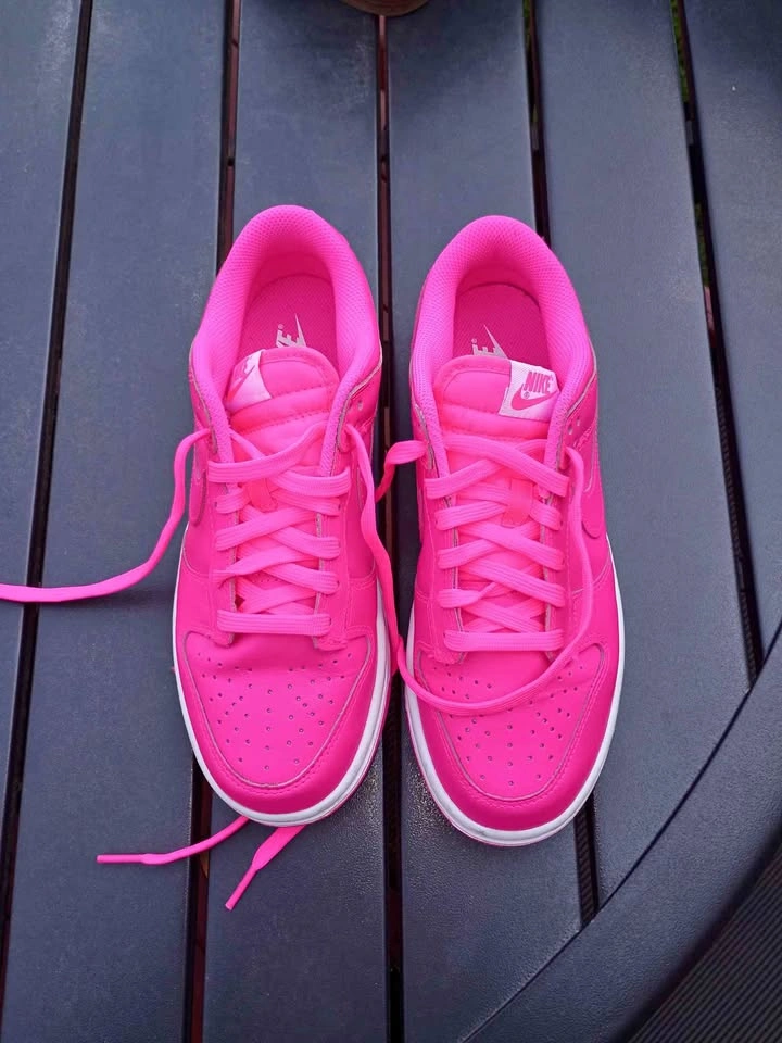 Size 8 womens Nike shoe