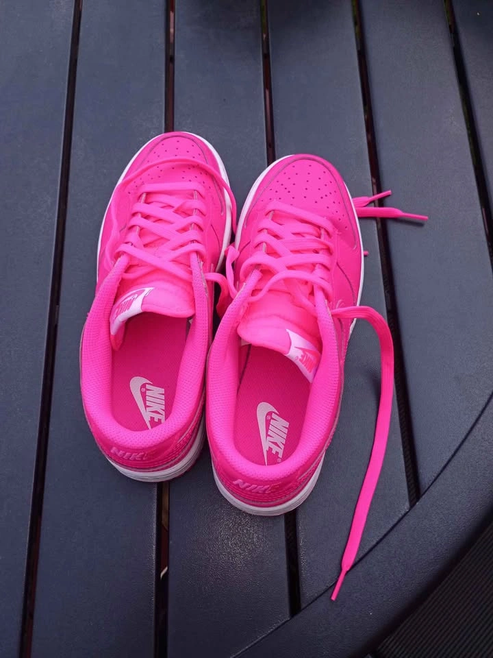 Size 8 womens Nike shoe - photo 2