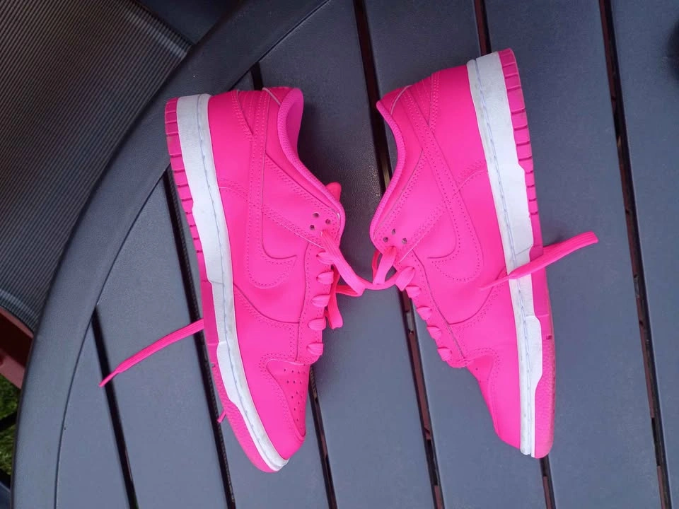 Size 8 womens Nike shoe - photo 4