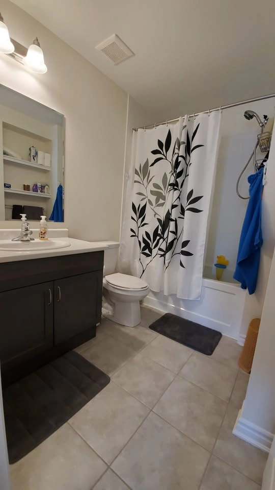 3 Beds 2.5 Baths Townhouse in North Pickering - photo 5