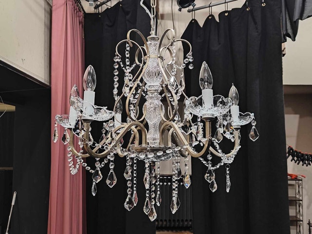 Elegant 5-Bulb Chandelier with Brass Frame and Crystal Accents - photo 2