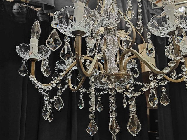 Elegant 5-Bulb Chandelier with Brass Frame and Crystal Accents - photo 3