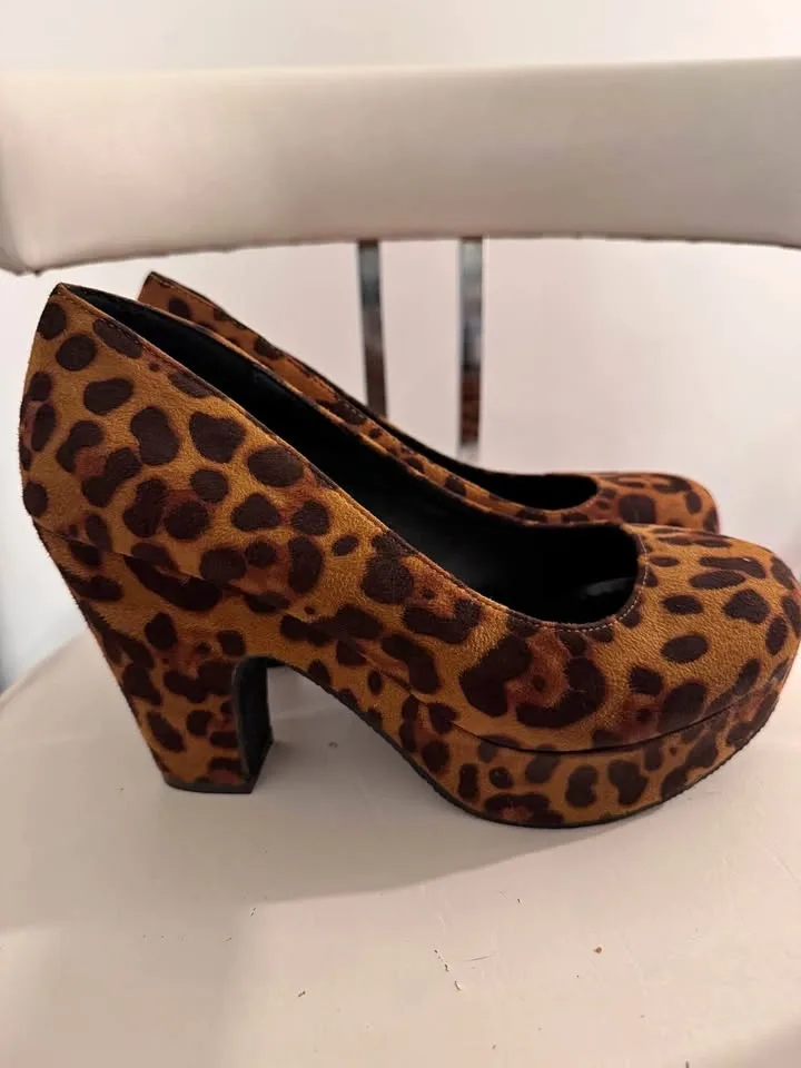 Leopard print platform pumps