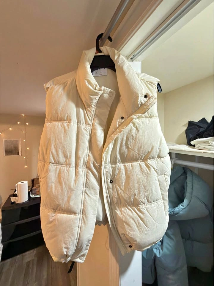 Old Navy Cream Puffer Vest Size Large (Brand New)