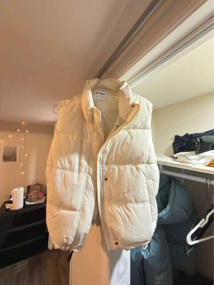 Old Navy Cream Puffer Vest Size Large (Brand New) - photo 3
