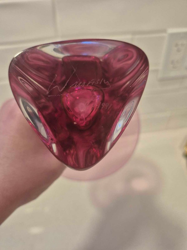 Signed Jonathan Winfisky Art Glass Vase (1991) – Cranberry - photo 2