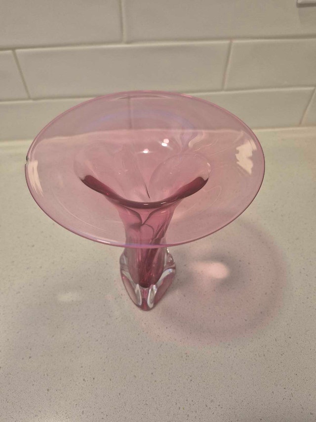 Signed Jonathan Winfisky Art Glass Vase (1991) – Cranberry - photo 3