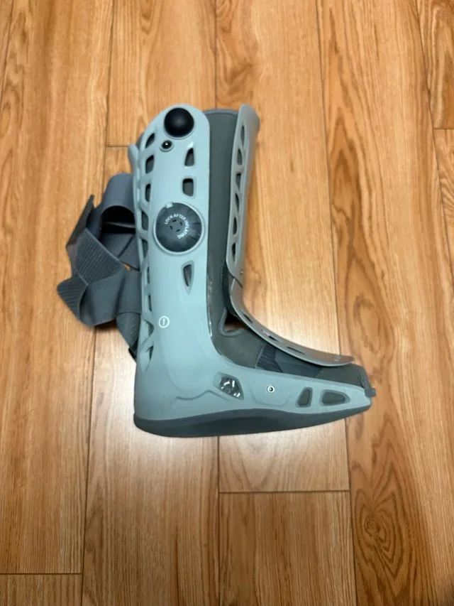 Aircast Airselect. Price Negotiable!!! Size 8 womens, 6 Mens.