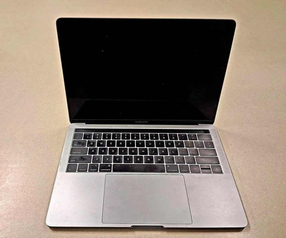 Macbook Pro 13.3" (2017) i7, 16GB RAM, 1TB SSD, Touchbar