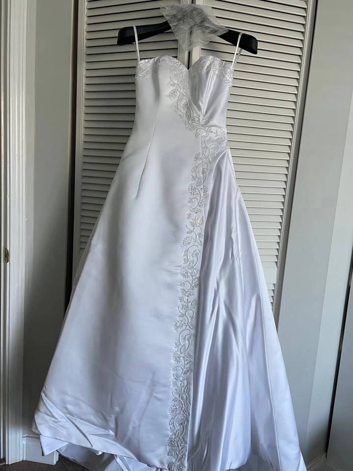 Beautiful White Classic Wedding Gown with Stole & Headpiece