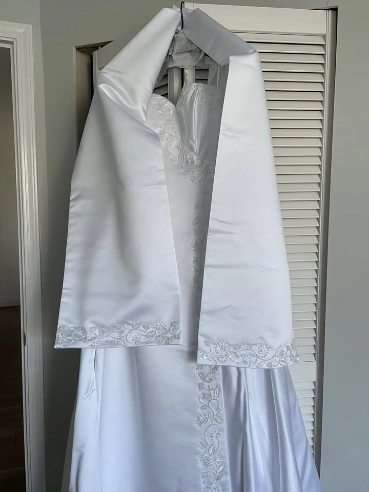 Beautiful White Classic Wedding Gown with Stole & Headpiece - photo 2