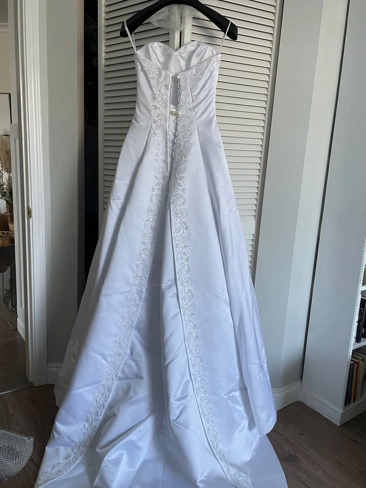 Beautiful White Classic Wedding Gown with Stole & Headpiece - photo 3