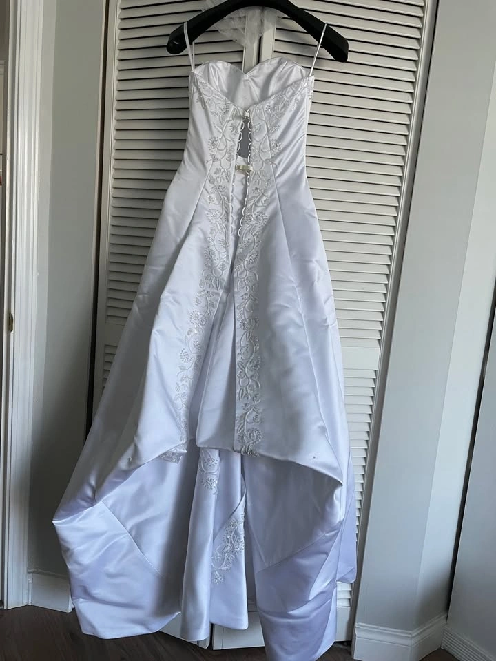 Beautiful White Classic Wedding Gown with Stole & Headpiece - photo 4