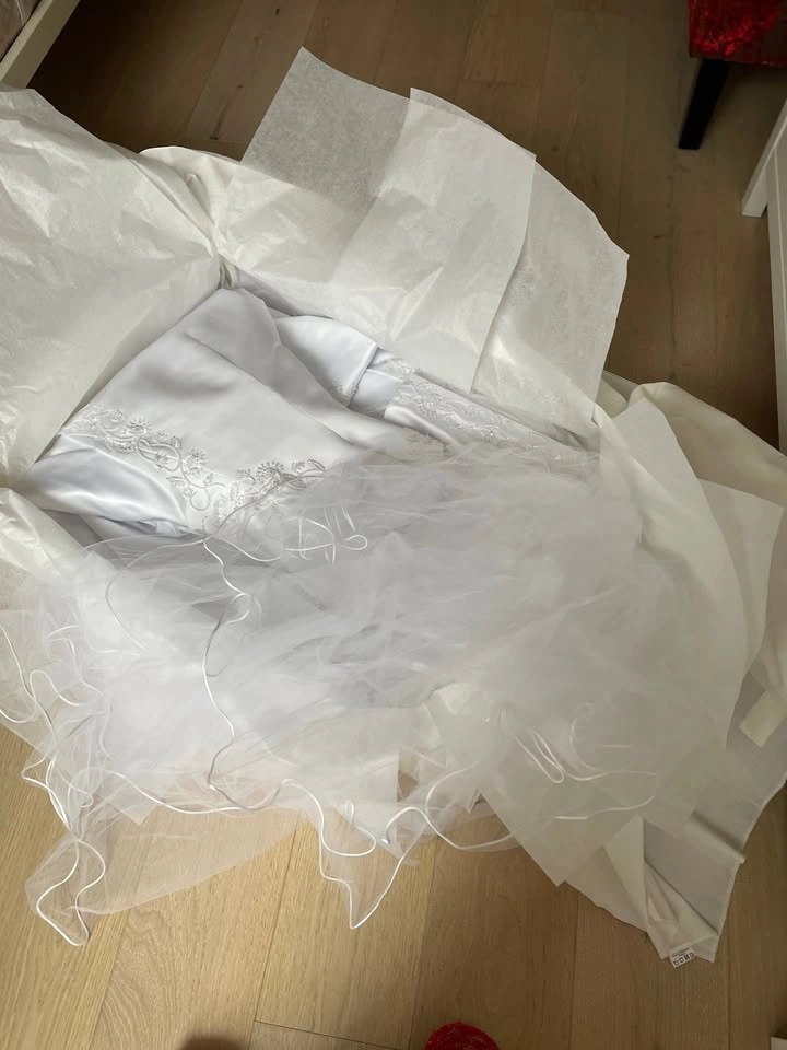 Beautiful White Classic Wedding Gown with Stole & Headpiece - photo 5