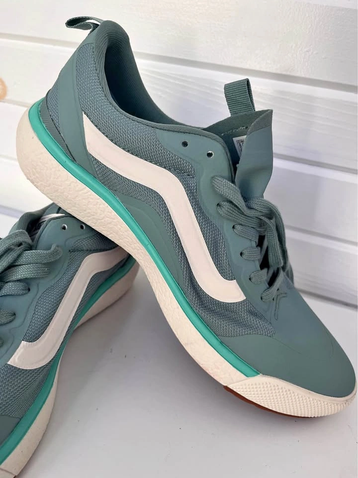 NEW Vans UltraRange EXO (Unisex: Men’s 8 / Women’s 9.5)