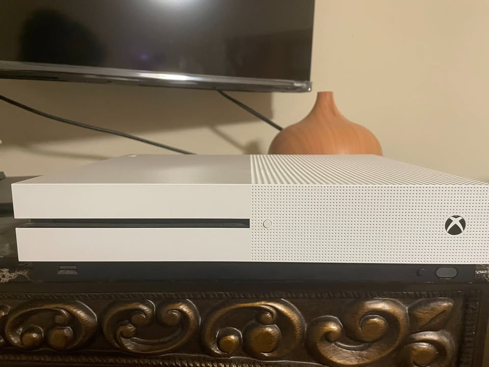 Xbox One S Console + 2 Controllers - photo 2