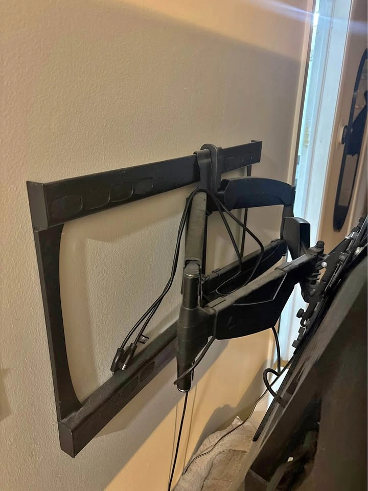 32"-100" Tilt and Turn TV Wall Mount