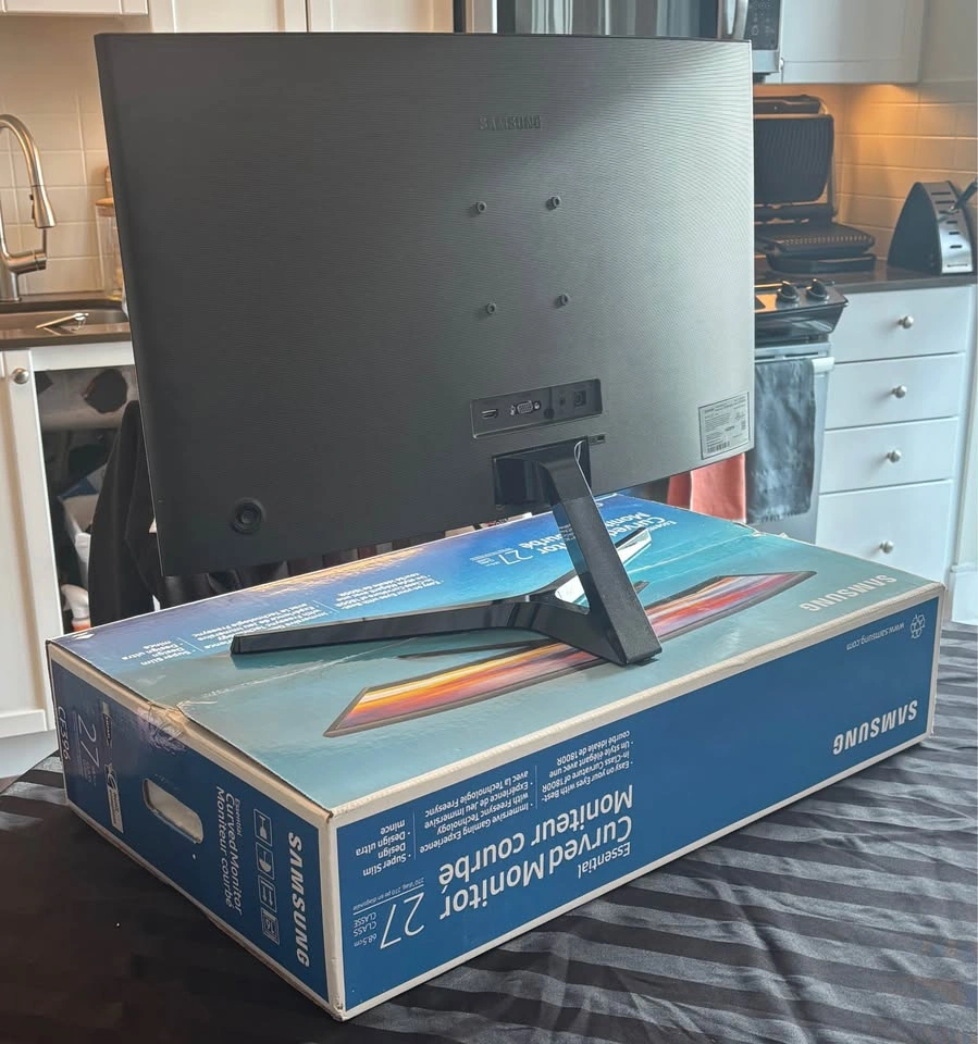 Samsung 27” Curved Monitor – Great Condition (With Original Box) - photo 2