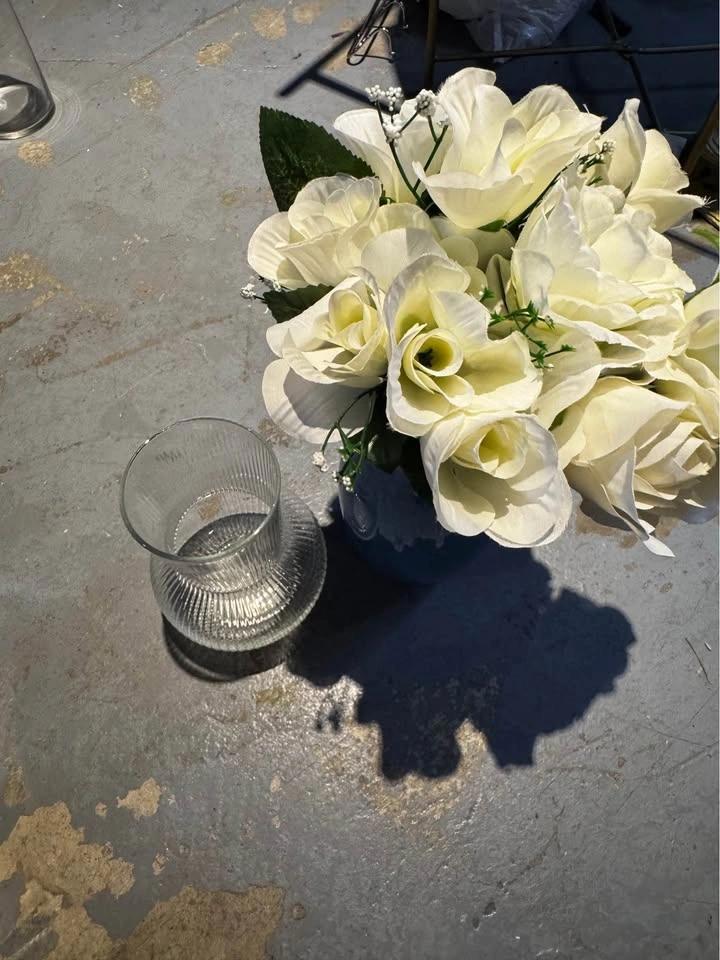 Blue Ceramic Vase with Artificial Roses and Ribbed Glass Vase - photo 2