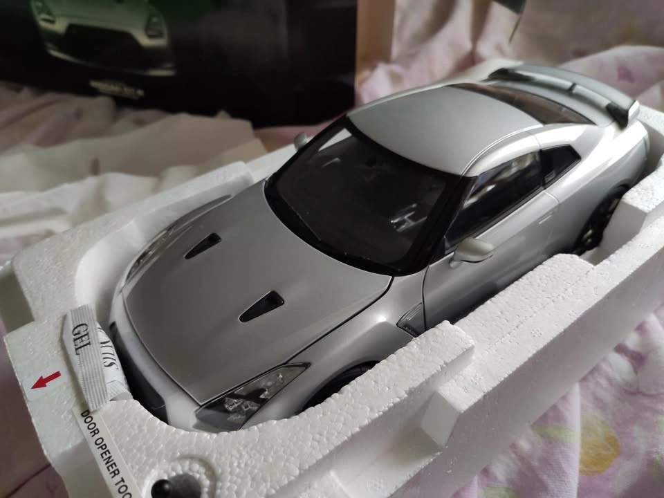 Kyosho Nissan GT-R Skyline Silver 1/18 Premium Edition