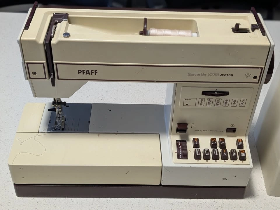 Pfaff Tipmatic 1035 EXTRA Sewing Machine (Vintage) WORKS - photo 3