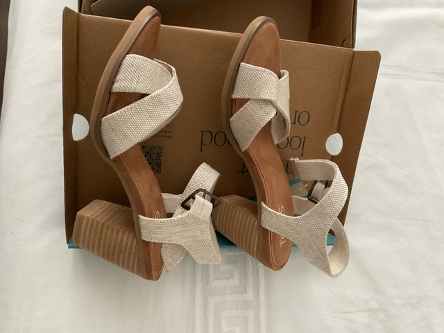 Tom’s Ladies Sandals Size 5.5 Beige