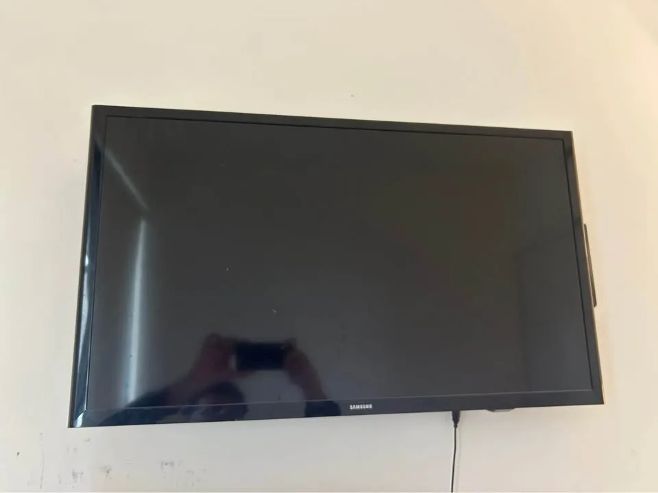 Samsung 32 inch TV with wall mount - photo 3