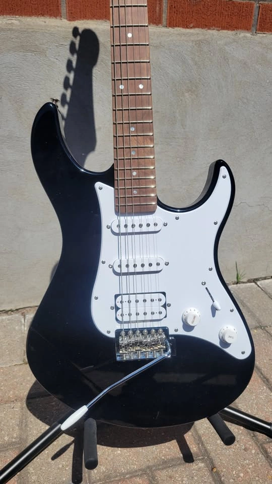 $250 Yamaha Pacifica PAC012 Electric Guitar – Black - photo 2