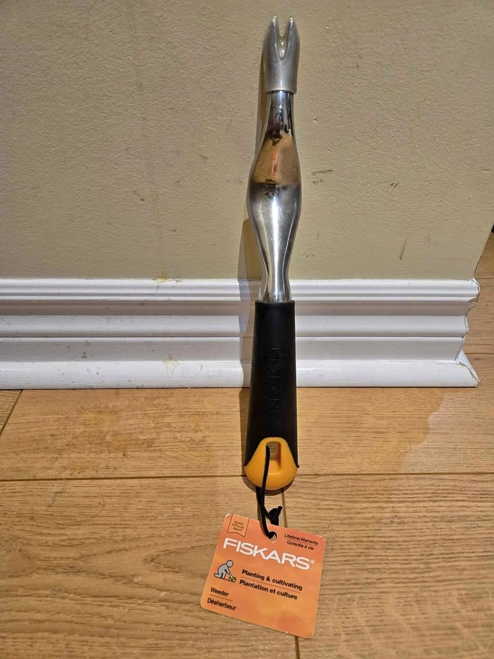 BNWT Fiskars Ergo Hand Weeder
