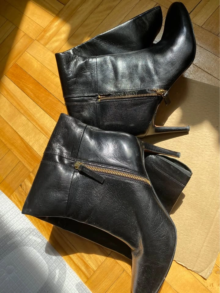 Women’s Nine West Black Leather Boots Gold Zippers 9M - photo 3