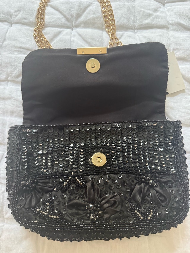 Black beaded floral purse with gold chain - photo 2