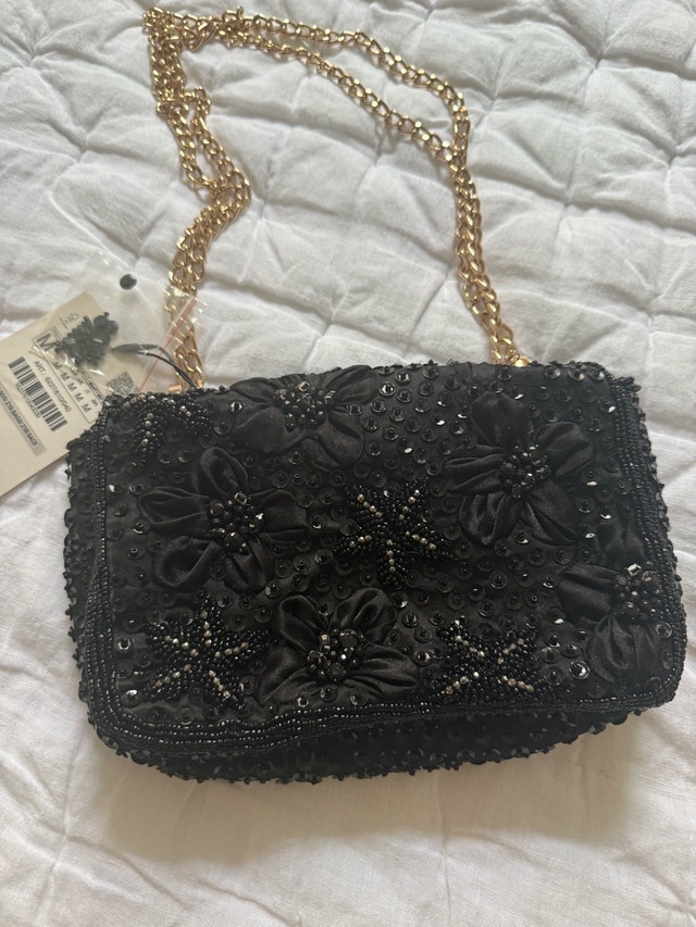 Black beaded floral purse with gold chain - photo 3
