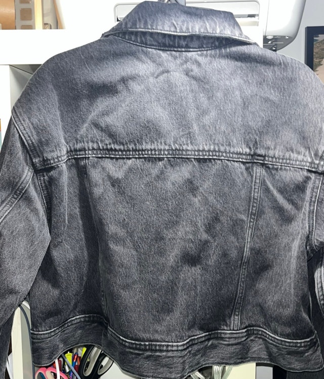 Waist length black jean jacket size large - photo 2